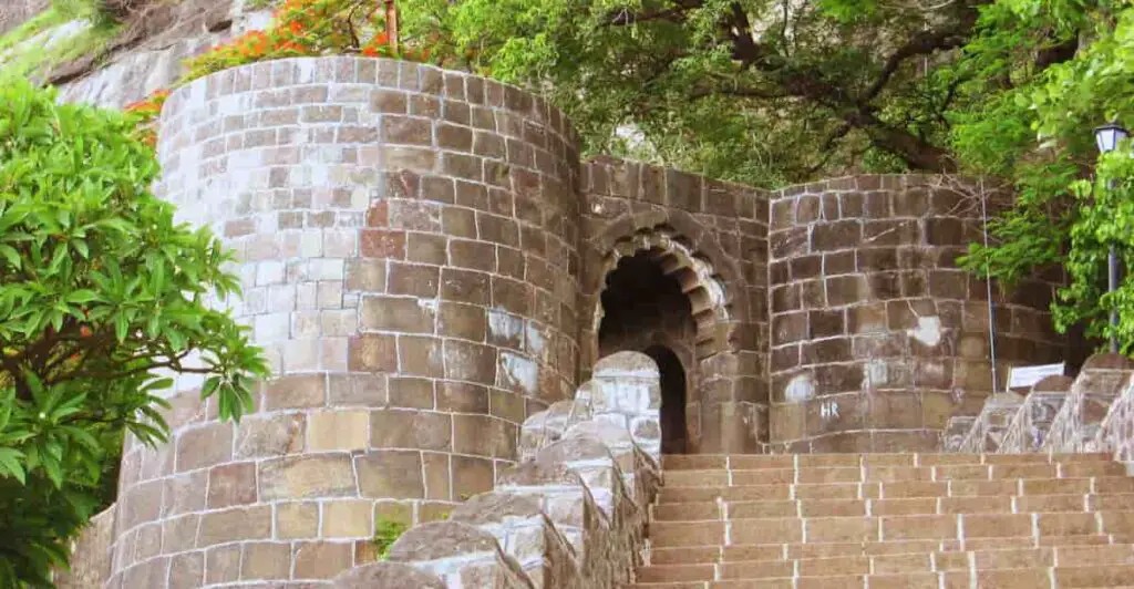 Top 10 Famous Forts Of Maharashtra in Hindi